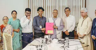 সাগর-রুনির সন্তান মেঘের হাতে পূর্বাচলের প্লটের দলিল হস্তান্তর করলেন প্রধান উপদেষ্টা